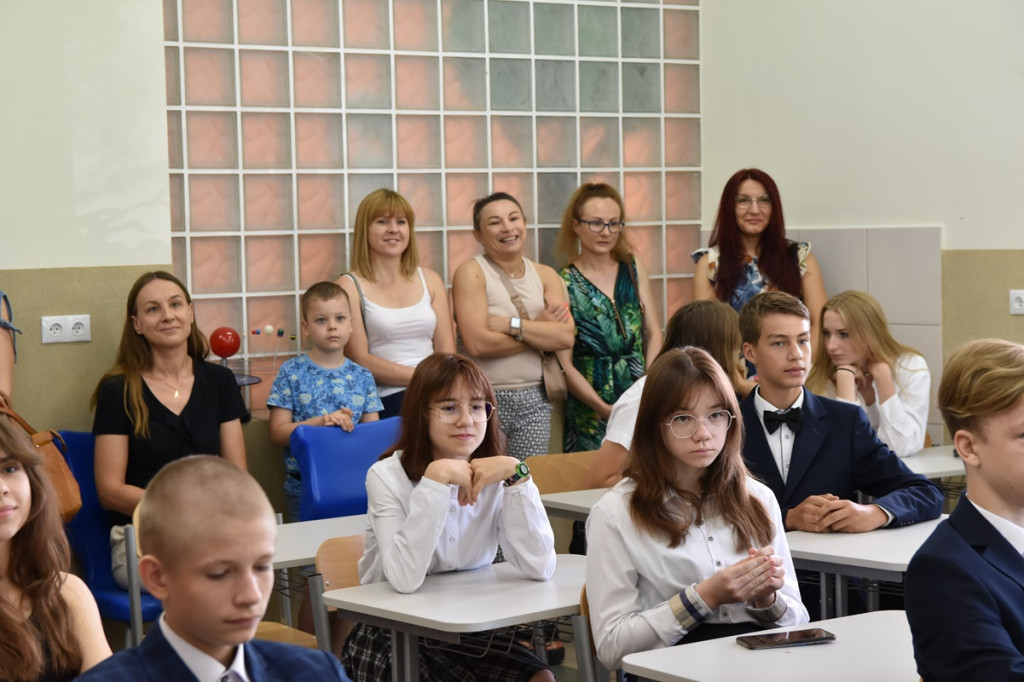 Burmistrz Uniejowa wręczył nagrody pieniężne ósmoklasistom.