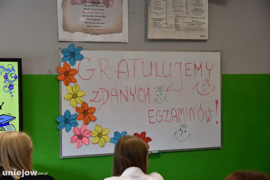 Burmistrz Uniejowa wręczył nagrody pieniężne ósmoklasistom.
