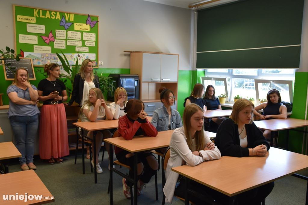 Burmistrz Uniejowa wręczył nagrody pieniężne ósmoklasistom.
