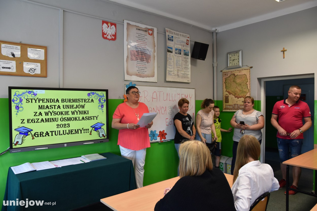 Burmistrz Uniejowa wręczył nagrody pieniężne ósmoklasistom.