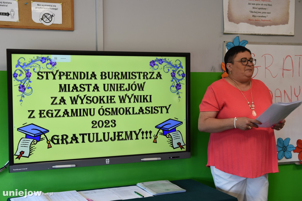 Burmistrz Uniejowa wręczył nagrody pieniężne ósmoklasistom.