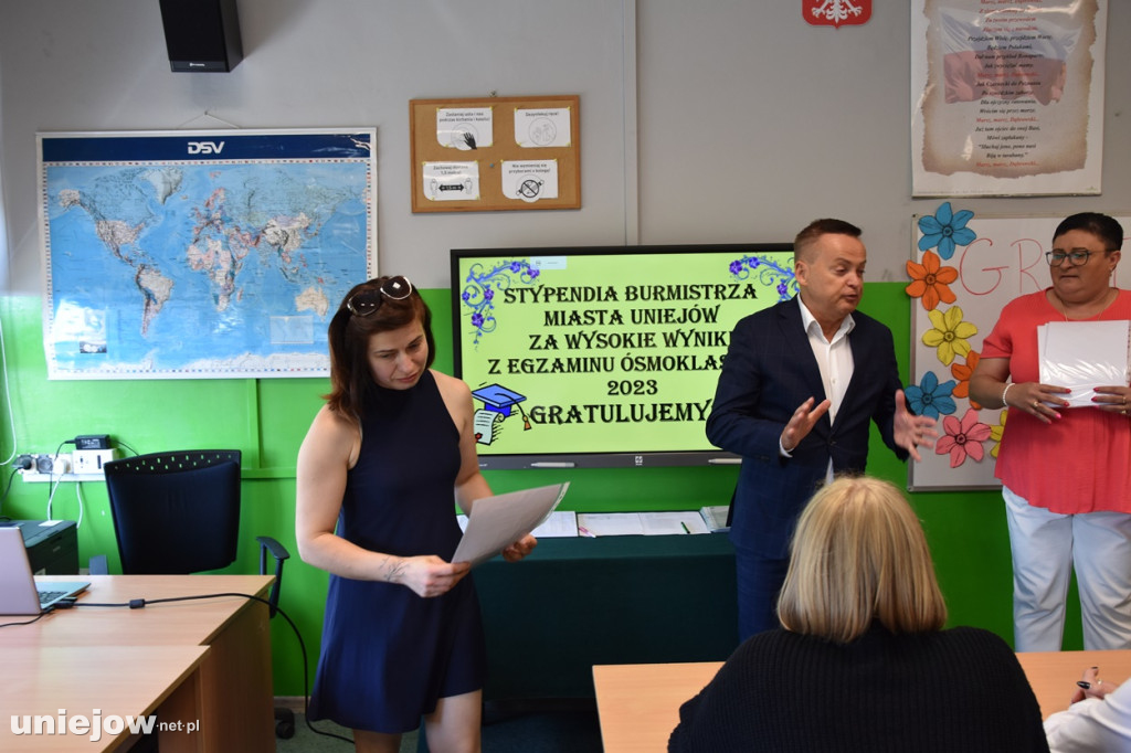 Burmistrz Uniejowa wręczył nagrody pieniężne ósmoklasistom.