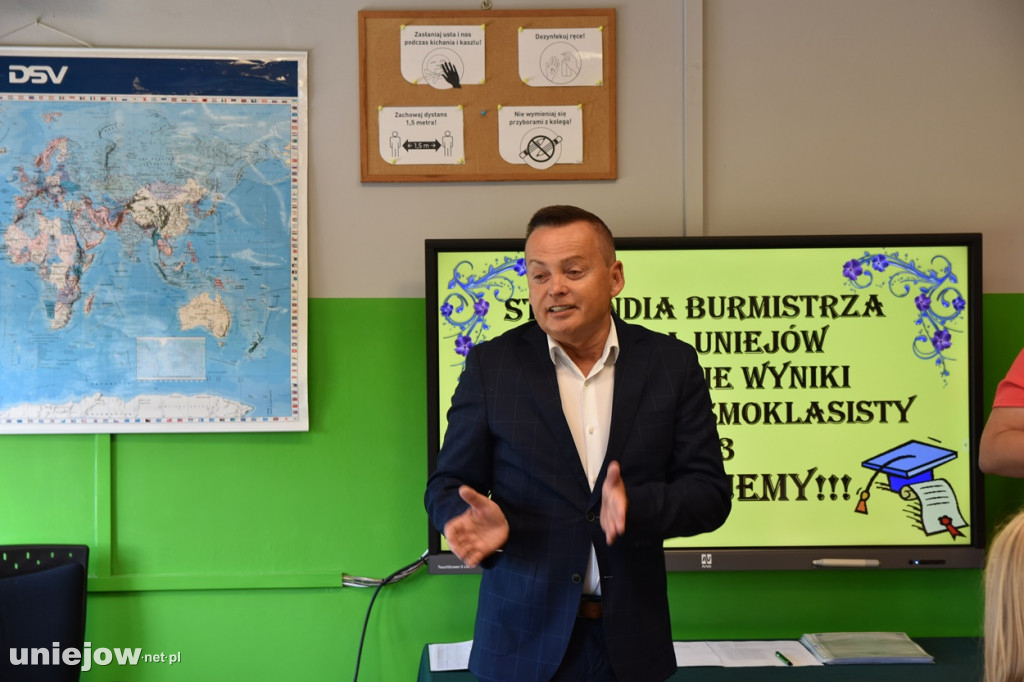Burmistrz Uniejowa wręczył nagrody pieniężne ósmoklasistom.