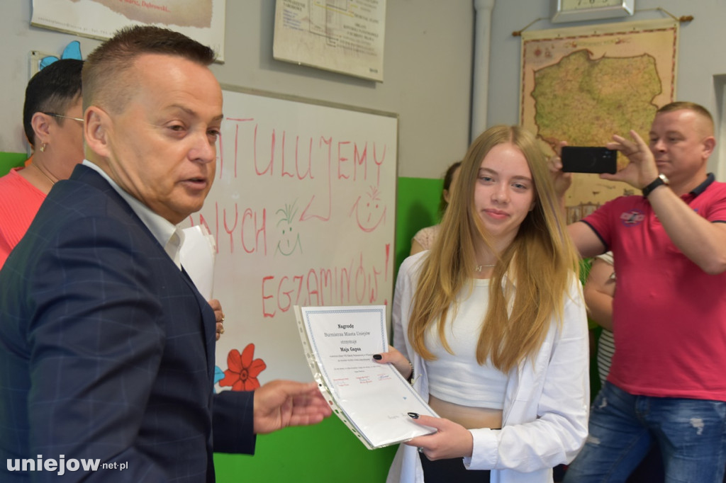 Burmistrz Uniejowa wręczył nagrody pieniężne ósmoklasistom.