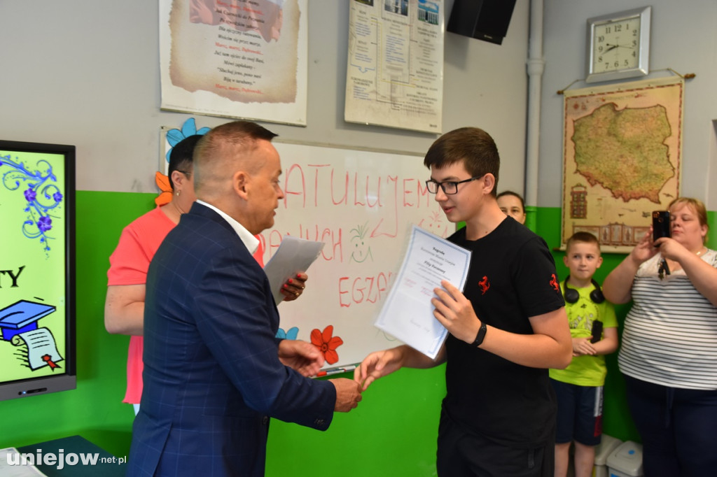 Burmistrz Uniejowa wręczył nagrody pieniężne ósmoklasistom.