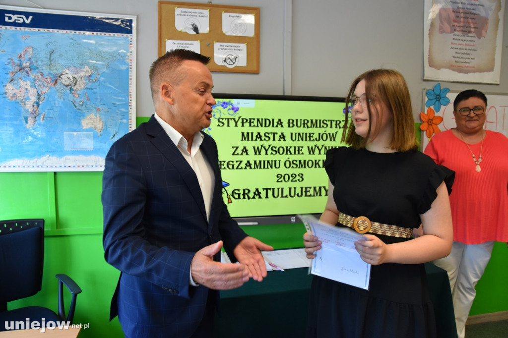 Burmistrz Uniejowa wręczył nagrody pieniężne ósmoklasistom.