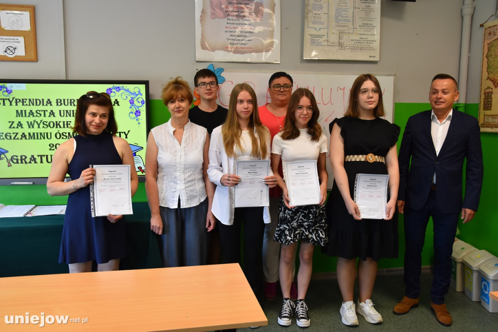 Burmistrz Uniejowa wręczył nagrody pieniężne ósmoklasistom.