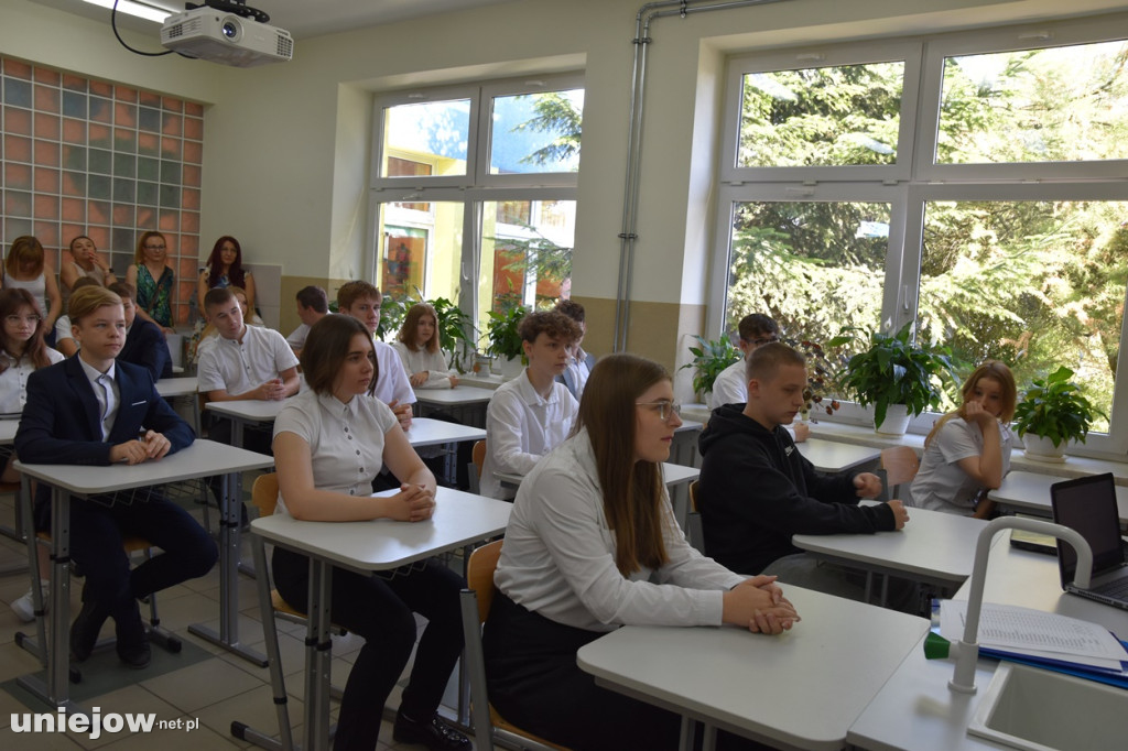Burmistrz Uniejowa wręczył nagrody pieniężne ósmoklasistom.