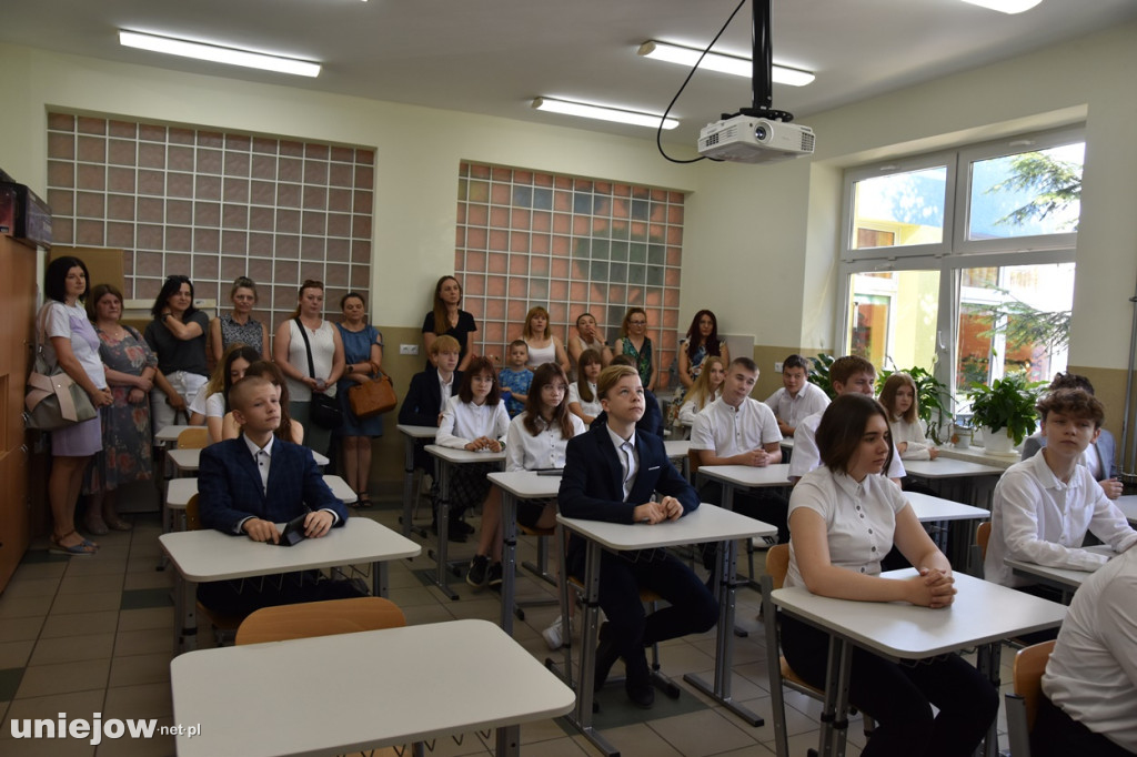 Burmistrz Uniejowa wręczył nagrody pieniężne ósmoklasistom.