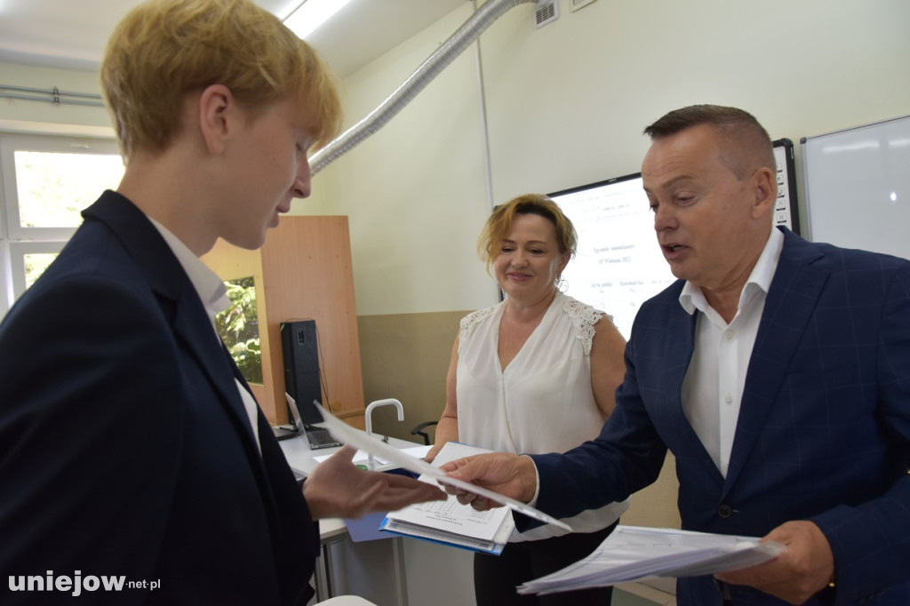 Burmistrz Uniejowa wręczył nagrody pieniężne ósmoklasistom.