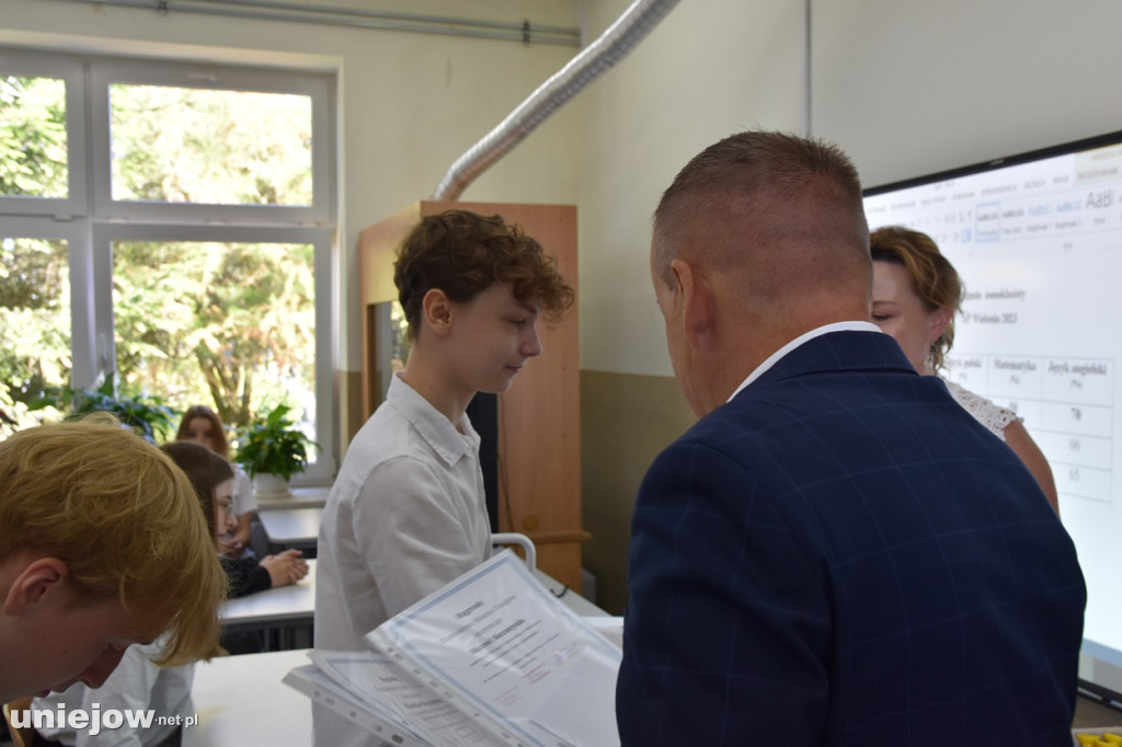 Burmistrz Uniejowa wręczył nagrody pieniężne ósmoklasistom.