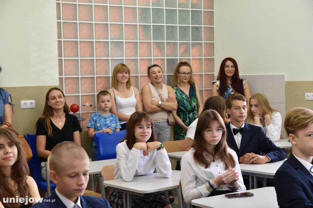 Burmistrz Uniejowa wręczył nagrody pieniężne ósmoklasistom.