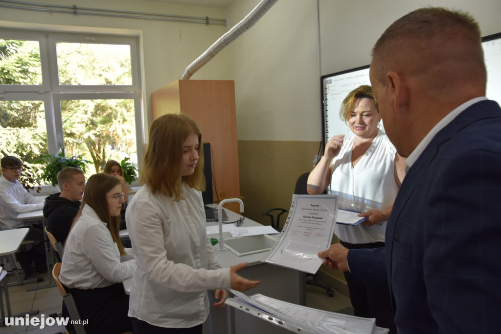 Burmistrz Uniejowa wręczył nagrody pieniężne ósmoklasistom.
