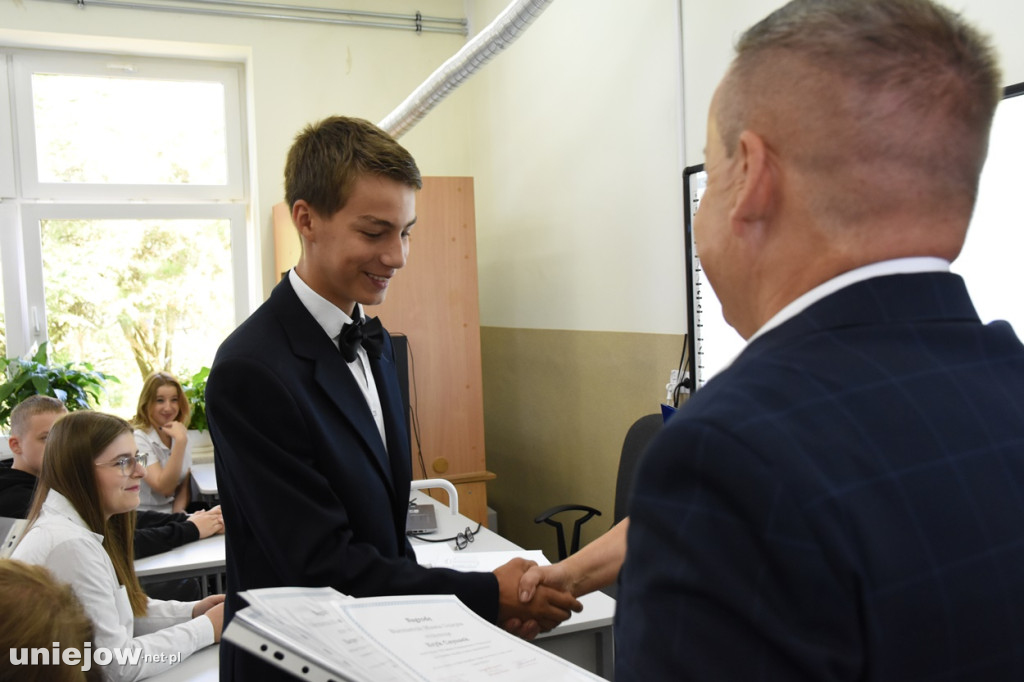 Burmistrz Uniejowa wręczył nagrody pieniężne ósmoklasistom.