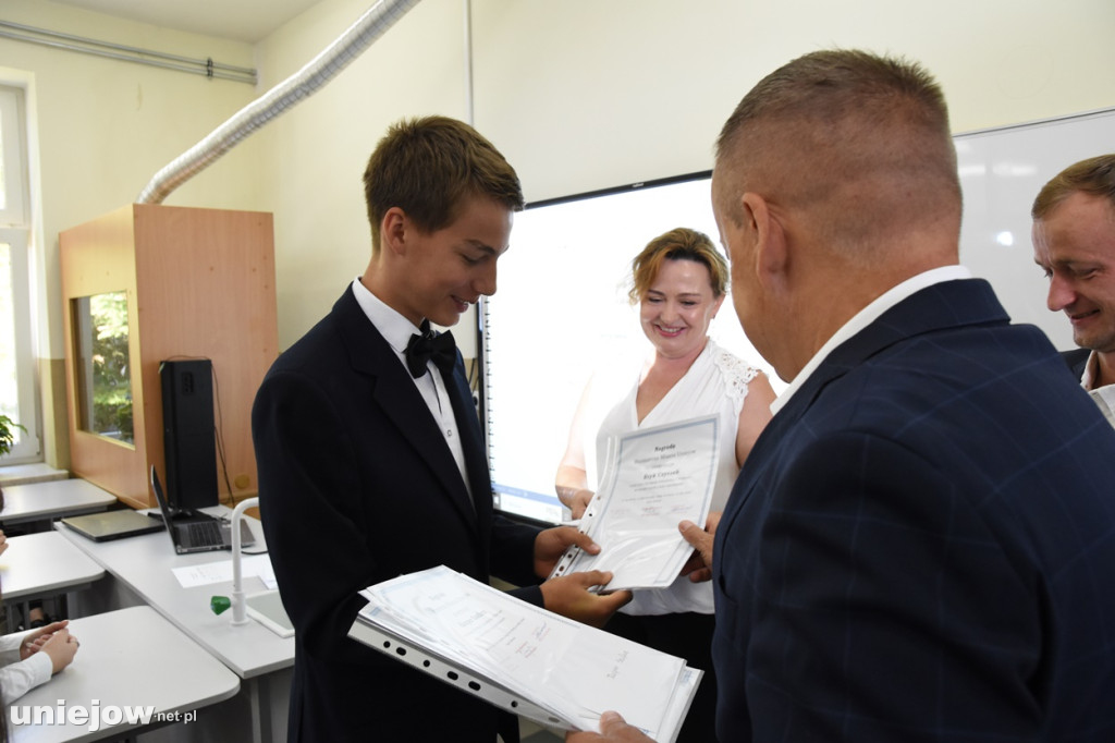 Burmistrz Uniejowa wręczył nagrody pieniężne ósmoklasistom.