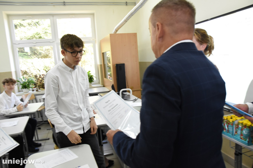 Burmistrz Uniejowa wręczył nagrody pieniężne ósmoklasistom.