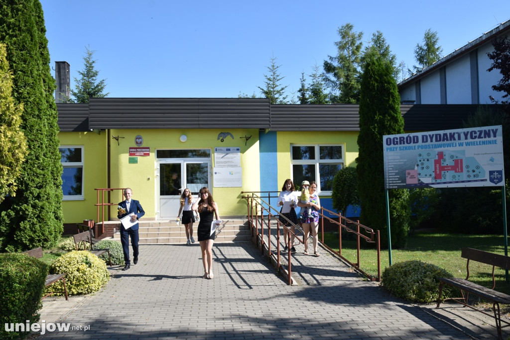 Burmistrz Uniejowa wręczył nagrody pieniężne ósmoklasistom.