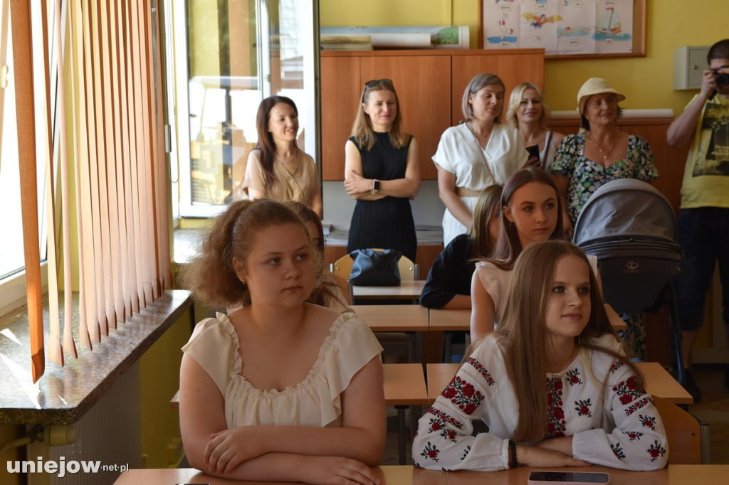 Burmistrz Uniejowa wręczył nagrody pieniężne ósmoklasistom.