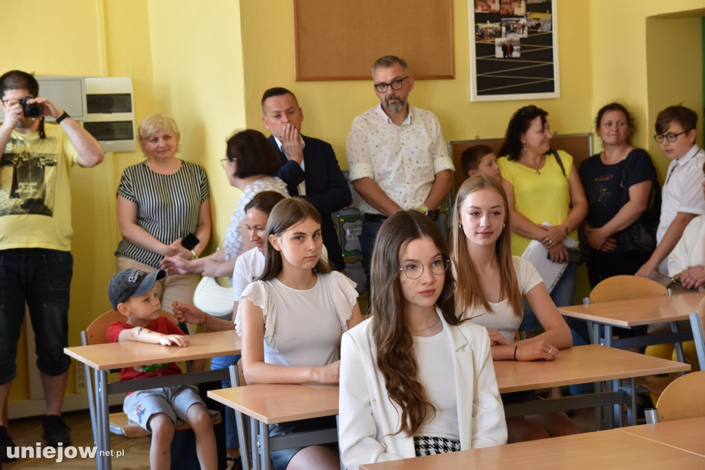 Burmistrz Uniejowa wręczył nagrody pieniężne ósmoklasistom.