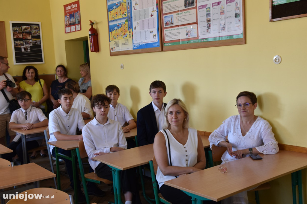 Burmistrz Uniejowa wręczył nagrody pieniężne ósmoklasistom.