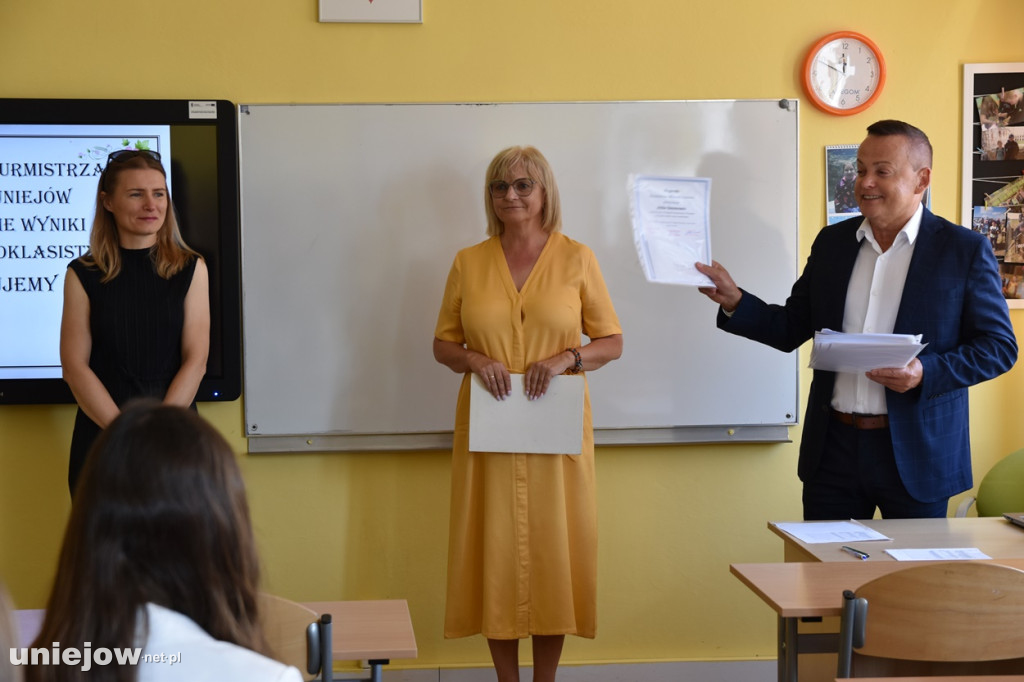 Burmistrz Uniejowa wręczył nagrody pieniężne ósmoklasistom.