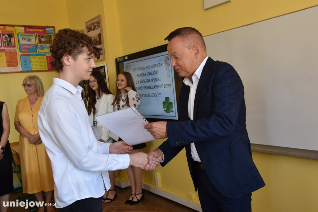 Burmistrz Uniejowa wręczył nagrody pieniężne ósmoklasistom.