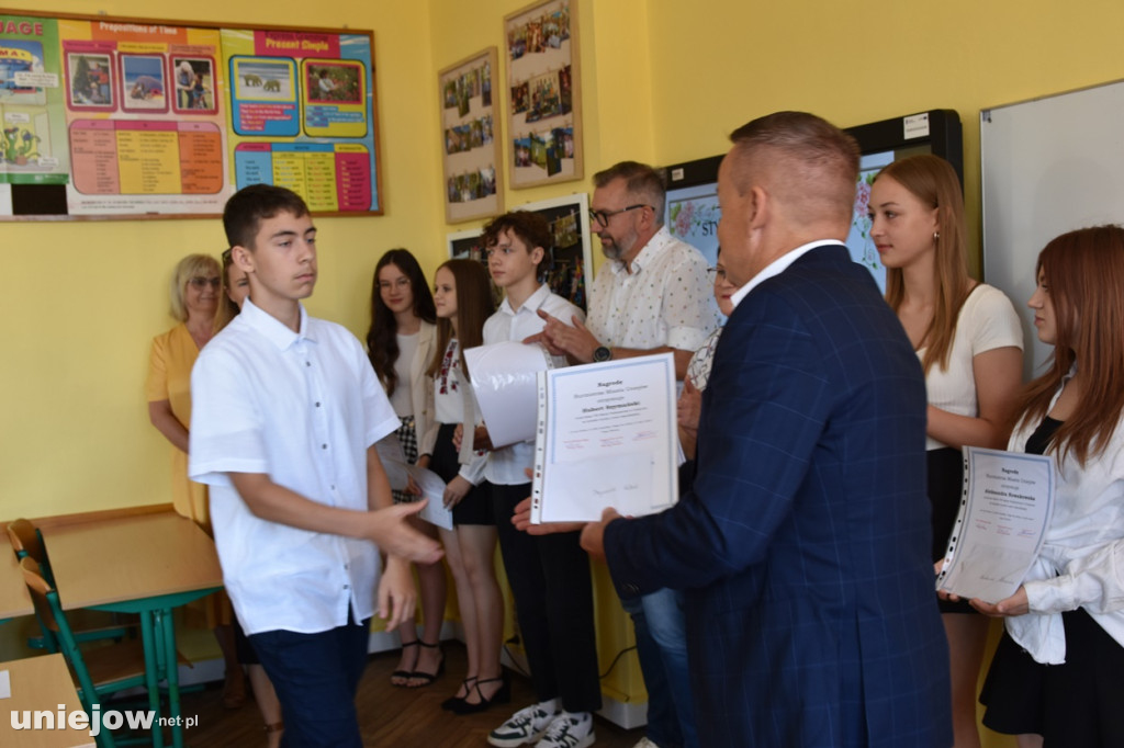 Burmistrz Uniejowa wręczył nagrody pieniężne ósmoklasistom.