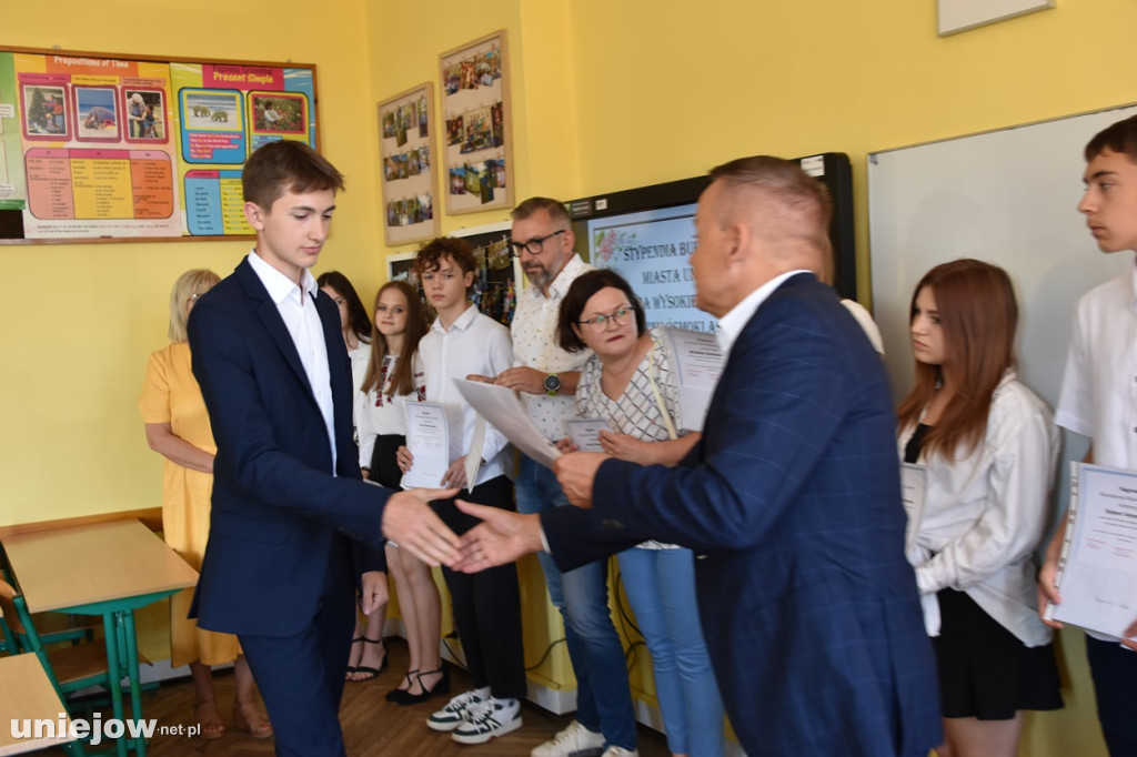 Burmistrz Uniejowa wręczył nagrody pieniężne ósmoklasistom.