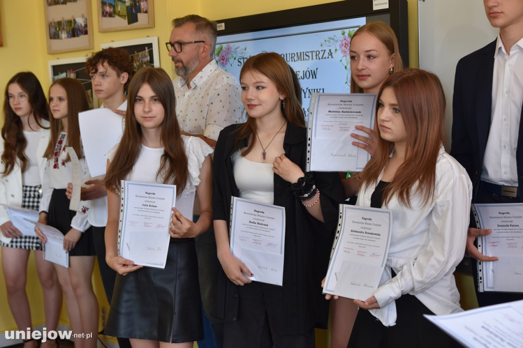Burmistrz Uniejowa wręczył nagrody pieniężne ósmoklasistom.