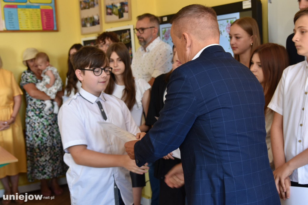 Burmistrz Uniejowa wręczył nagrody pieniężne ósmoklasistom.