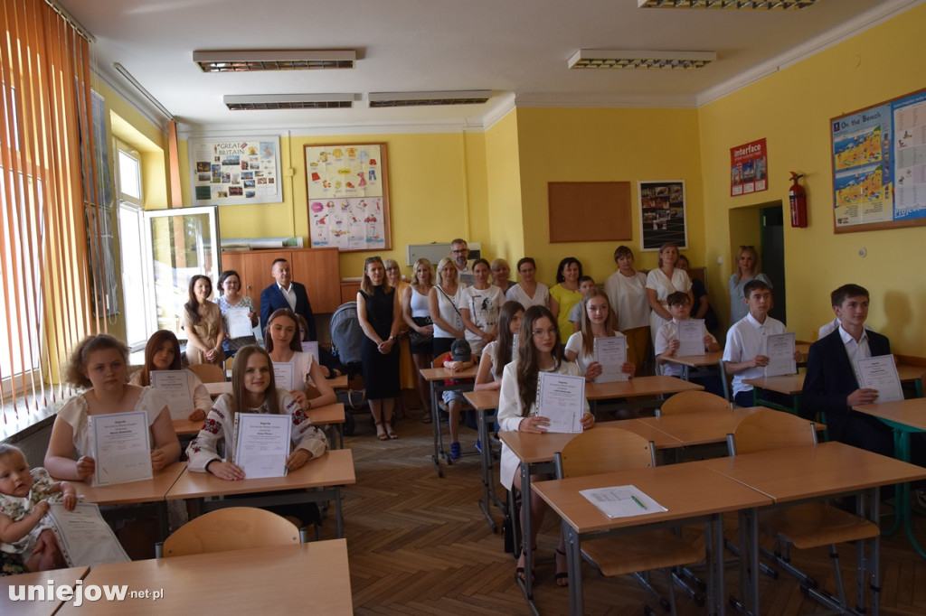 Burmistrz Uniejowa wręczył nagrody pieniężne ósmoklasistom.