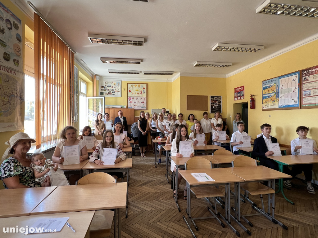 Burmistrz Uniejowa wręczył nagrody pieniężne ósmoklasistom.