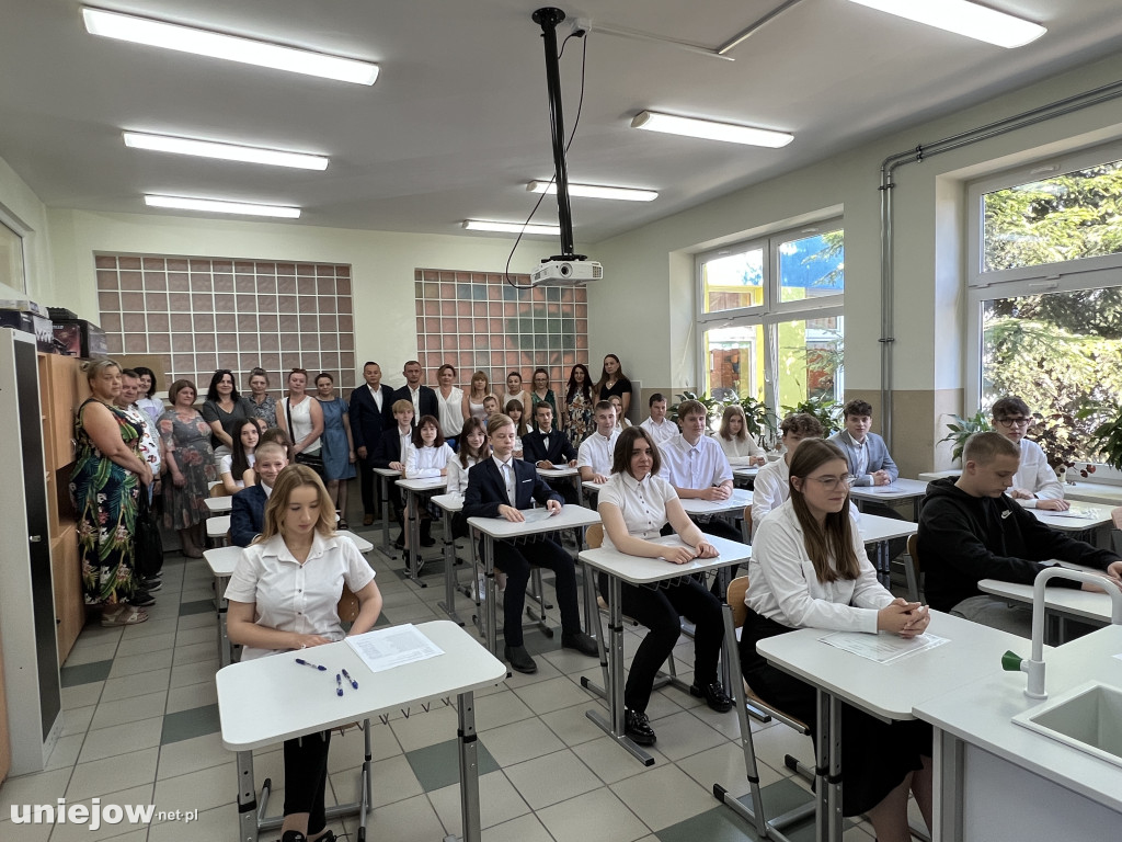 Burmistrz Uniejowa wręczył nagrody pieniężne ósmoklasistom.
