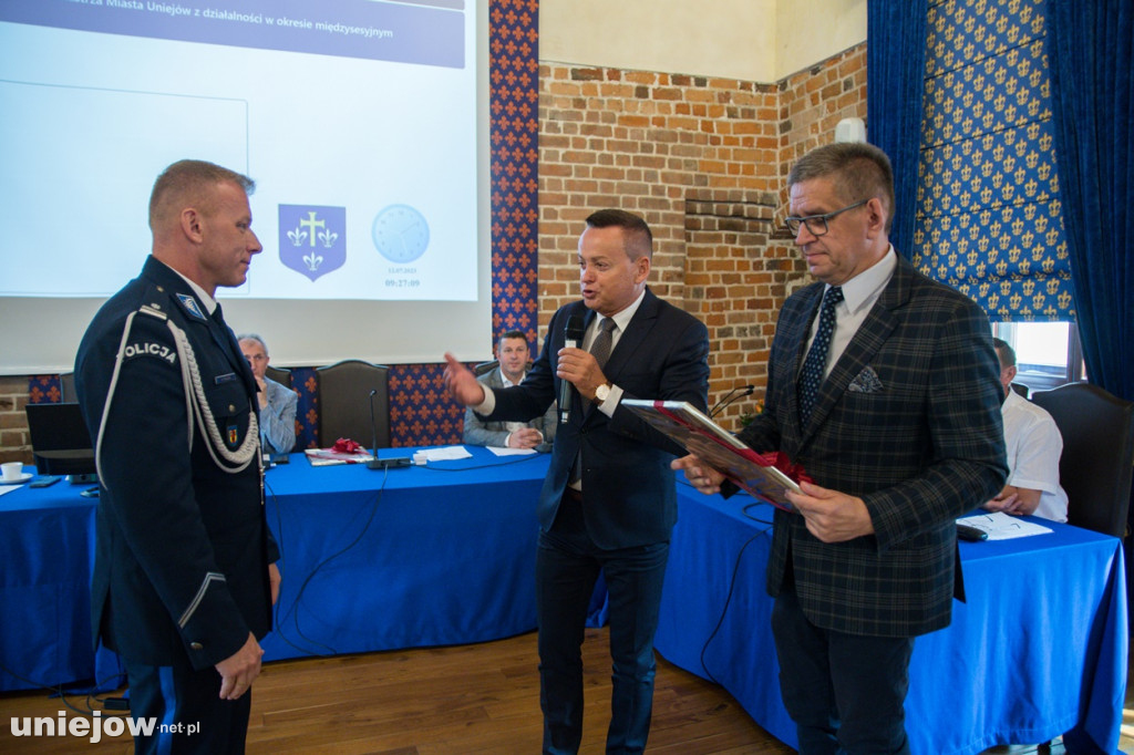 Komendant z Poddębic z medalem