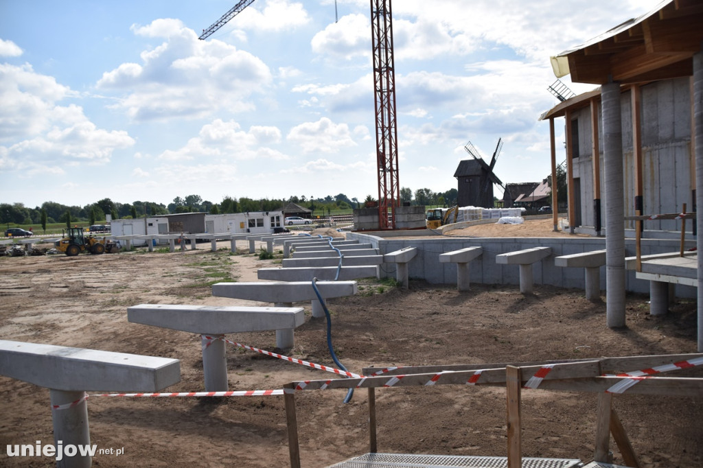 Budowa tężni w Uniejowie. Wkopano kamień węgielny