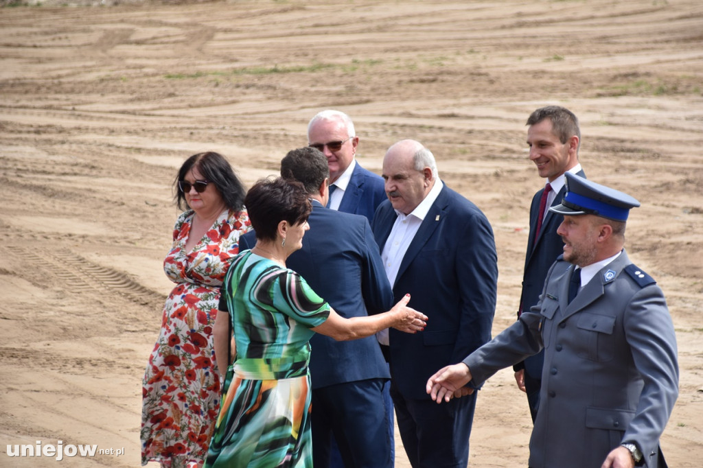 Budowa tężni w Uniejowie. Wkopano kamień węgielny