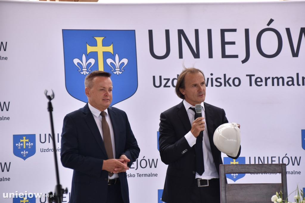 Budowa tężni w Uniejowie. Wkopano kamień węgielny