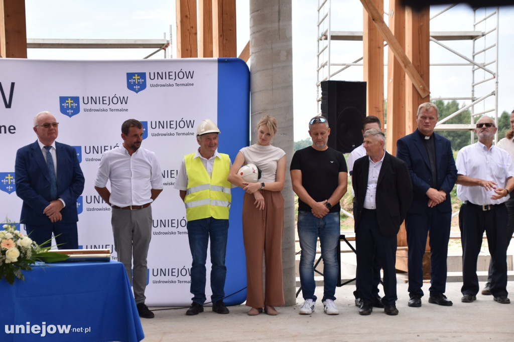 Budowa tężni w Uniejowie. Wkopano kamień węgielny