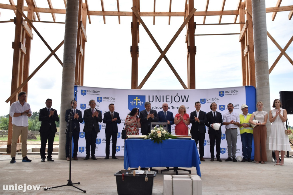 Budowa tężni w Uniejowie. Wkopano kamień węgielny