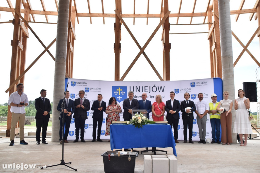 Budowa tężni w Uniejowie. Wkopano kamień węgielny