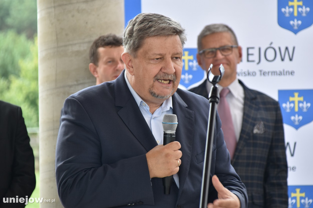 Budowa tężni w Uniejowie. Wkopano kamień węgielny