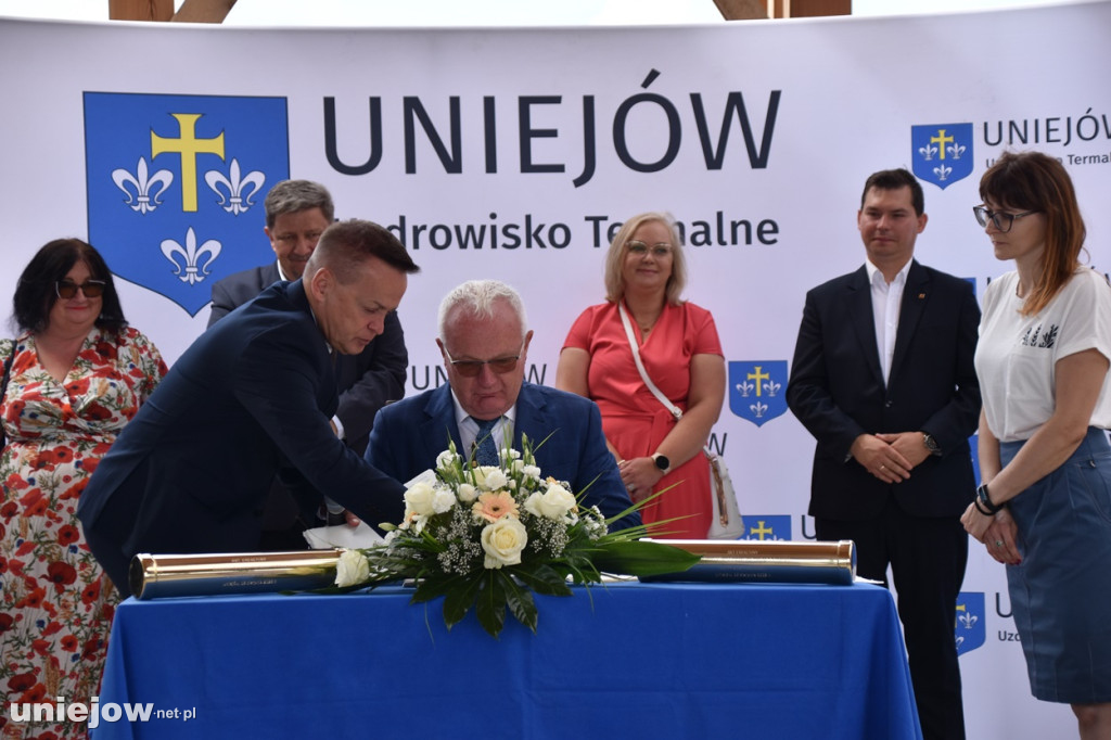 Budowa tężni w Uniejowie. Wkopano kamień węgielny
