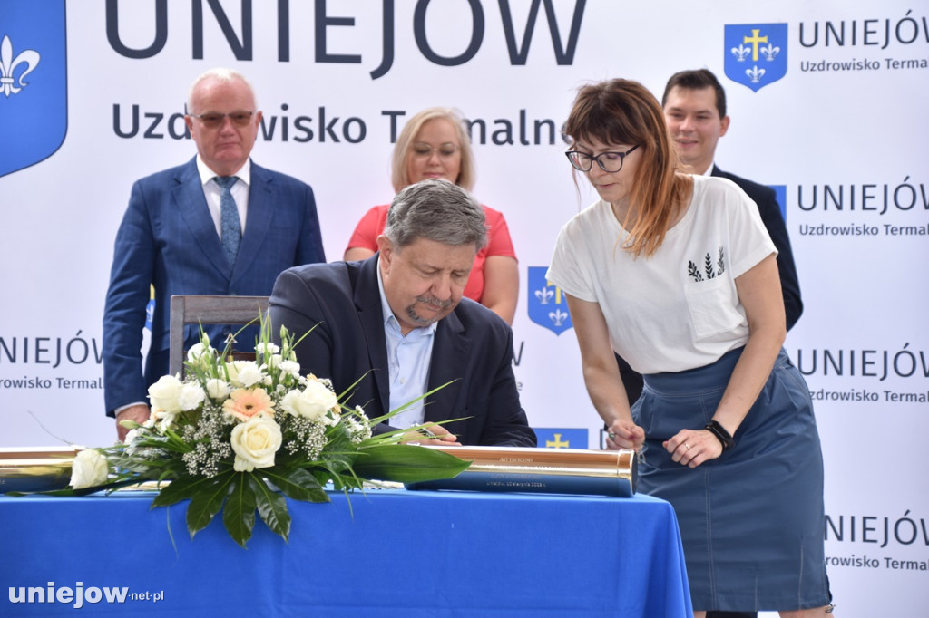 Budowa tężni w Uniejowie. Wkopano kamień węgielny