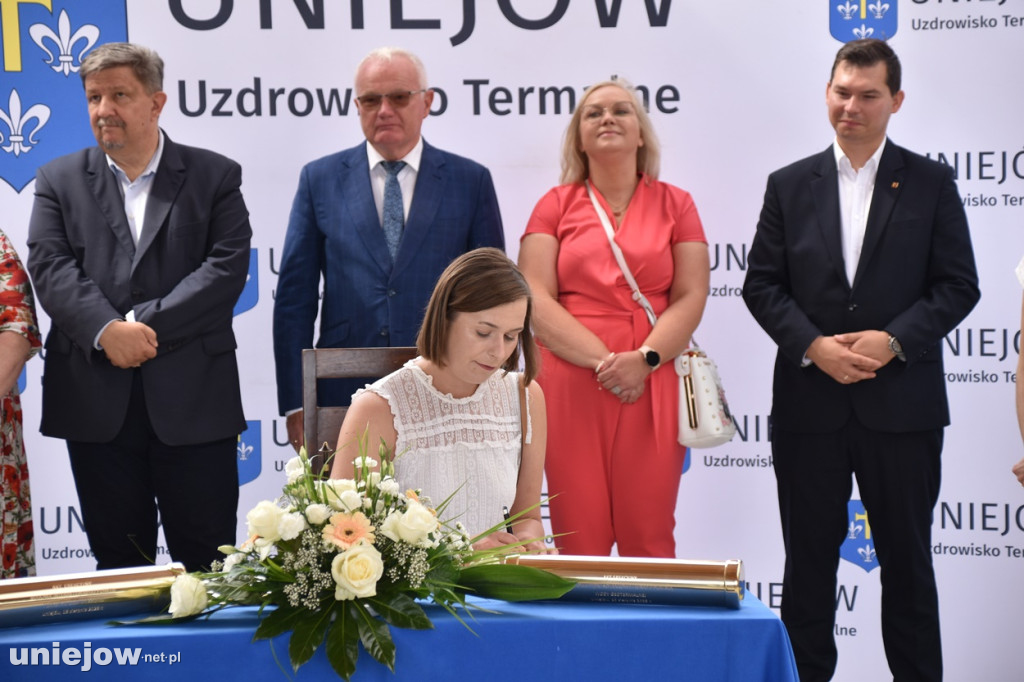 Budowa tężni w Uniejowie. Wkopano kamień węgielny