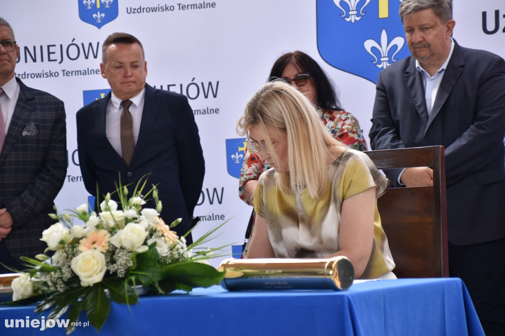 Budowa tężni w Uniejowie. Wkopano kamień węgielny