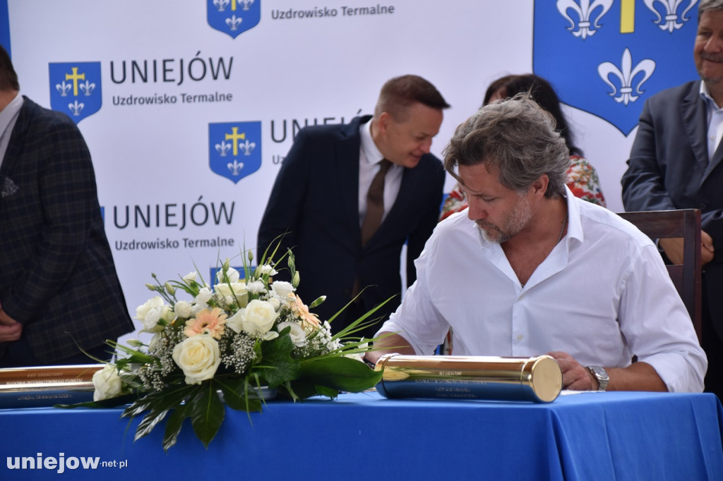 Budowa tężni w Uniejowie. Wkopano kamień węgielny