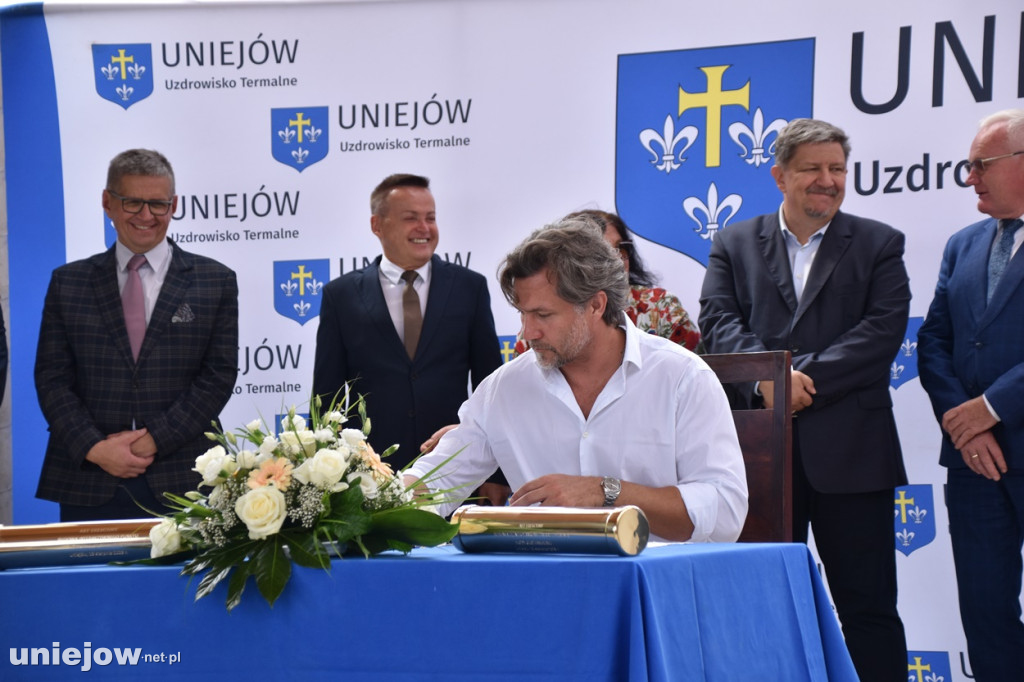 Budowa tężni w Uniejowie. Wkopano kamień węgielny