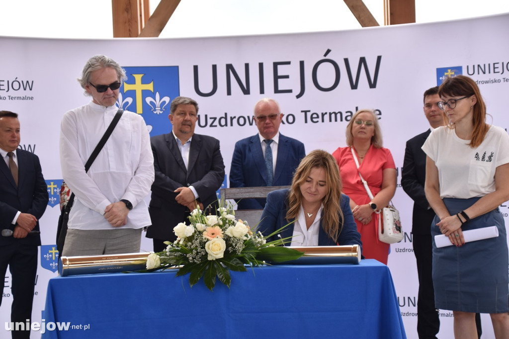 Budowa tężni w Uniejowie. Wkopano kamień węgielny