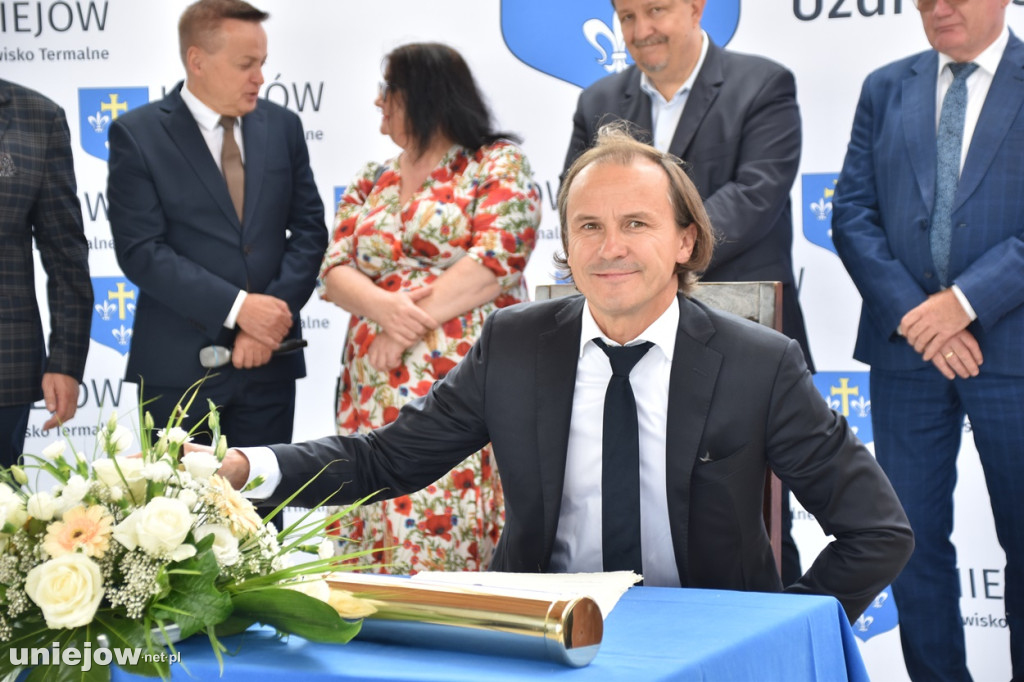 Budowa tężni w Uniejowie. Wkopano kamień węgielny