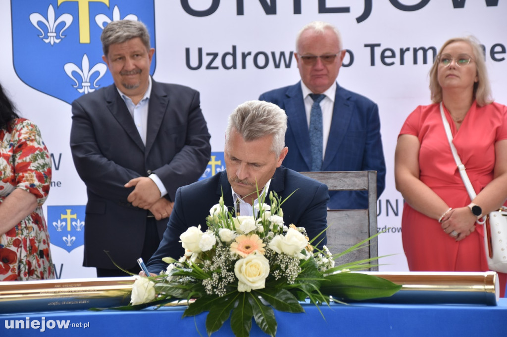 Budowa tężni w Uniejowie. Wkopano kamień węgielny